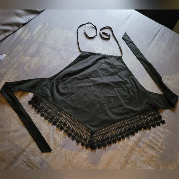 ⭐️Guess Halter Top⭐️ - Picture 2 of 4